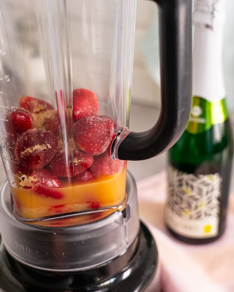 Dieses Bild zeigt die Erdbeeren im Mixer.