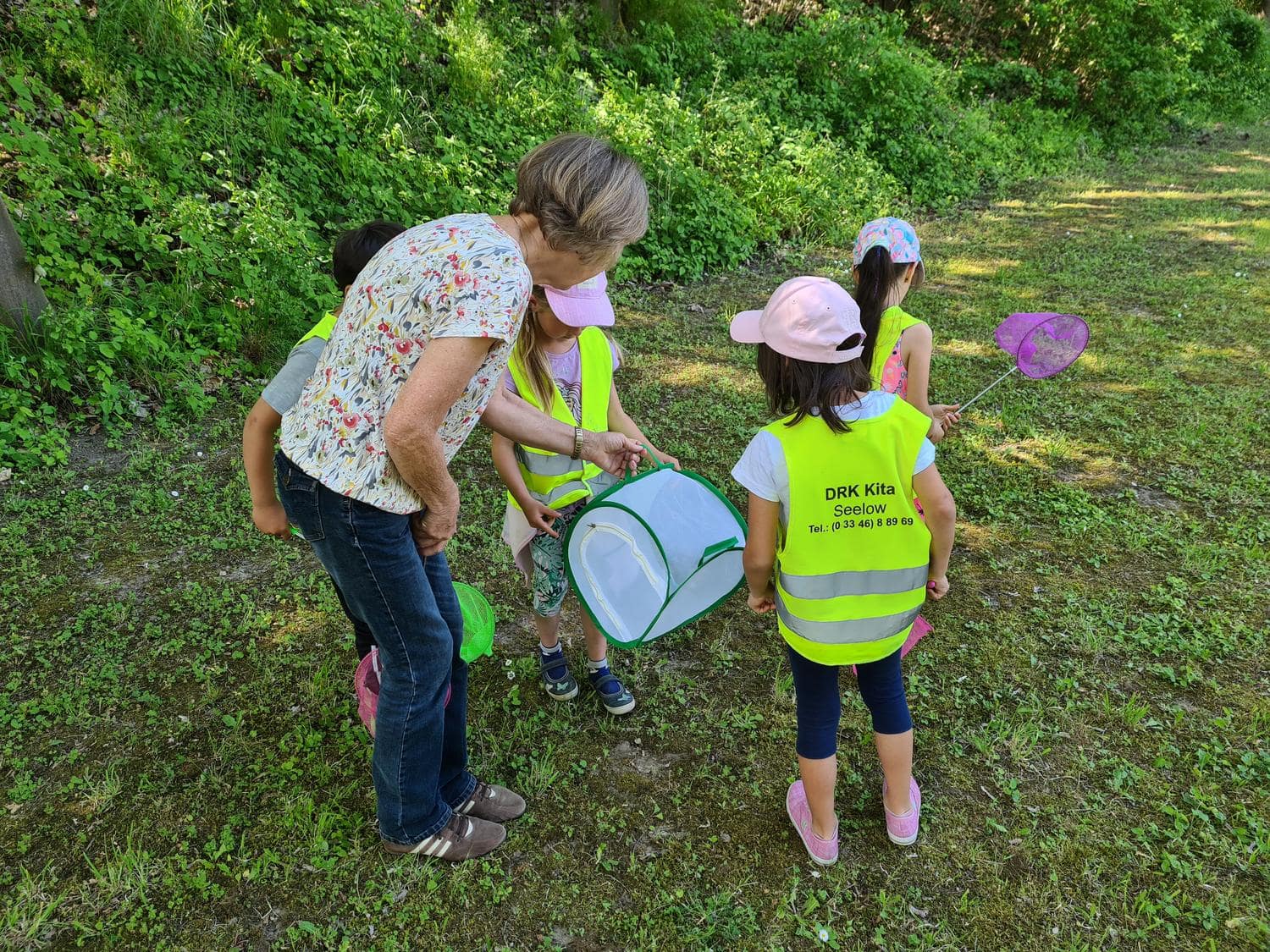 Kinder auf Entdeckertour durch die natur