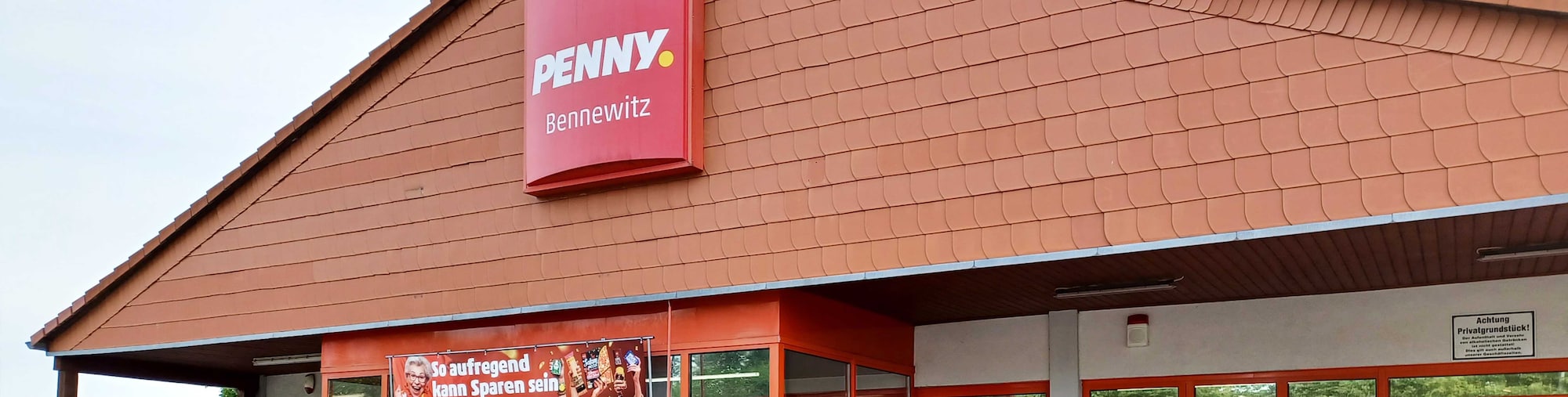 Sie sehen den Eingang vom Penny Markt in Bennewitz Leipziger Str. 49