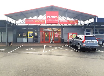Sie sehen den Eingang vom Penny Markt in Luebeck/Buntekuh, Ziegelstr. 129