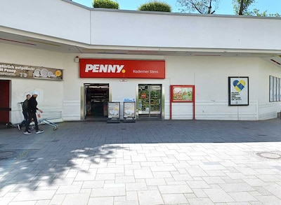 sie sehen den Eingang vom Penny Markt in München Guardinistr. 92