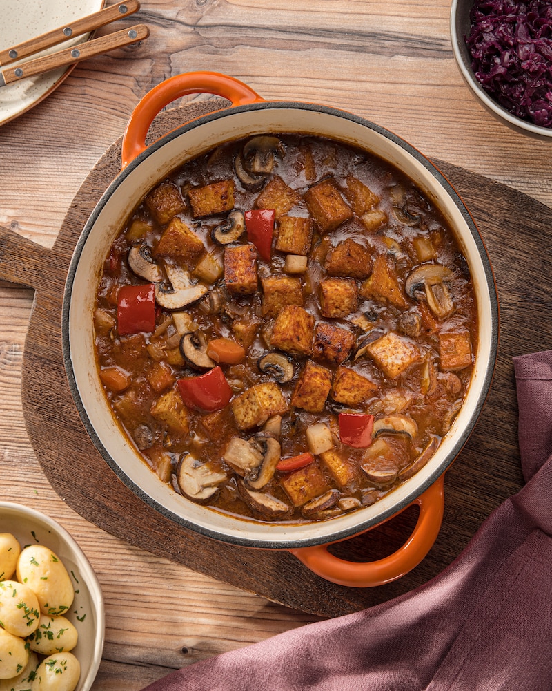 Dieses Bild zeigt das fertige vegane Gulasch im Topf.