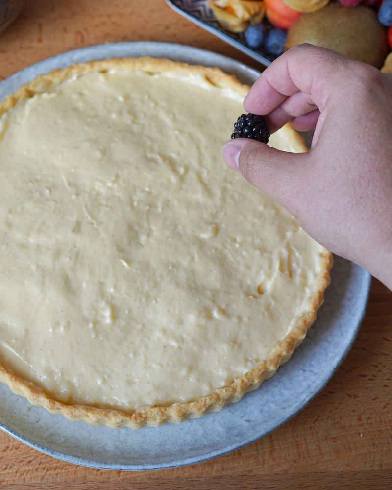 Dieses Bild zeigt wie die Crème auf der Tarte verteilet wird.