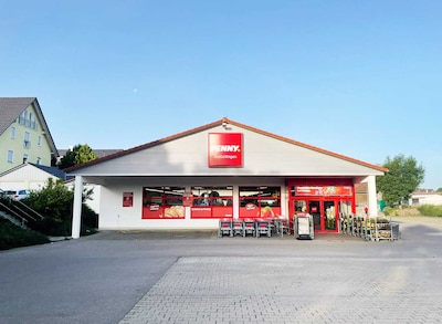 Sie sehen den Eingang vom Penny Markt in Grossaitingen Augsburger Str. 45