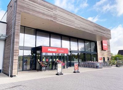 Sie sehen den Eingang vom Penny Markt in Flensburg Hochfelder Landstraße 23