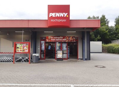 Sie sehen den Eingang vom Penny Markt in Hochspeyer, Hauptstr. 35-37