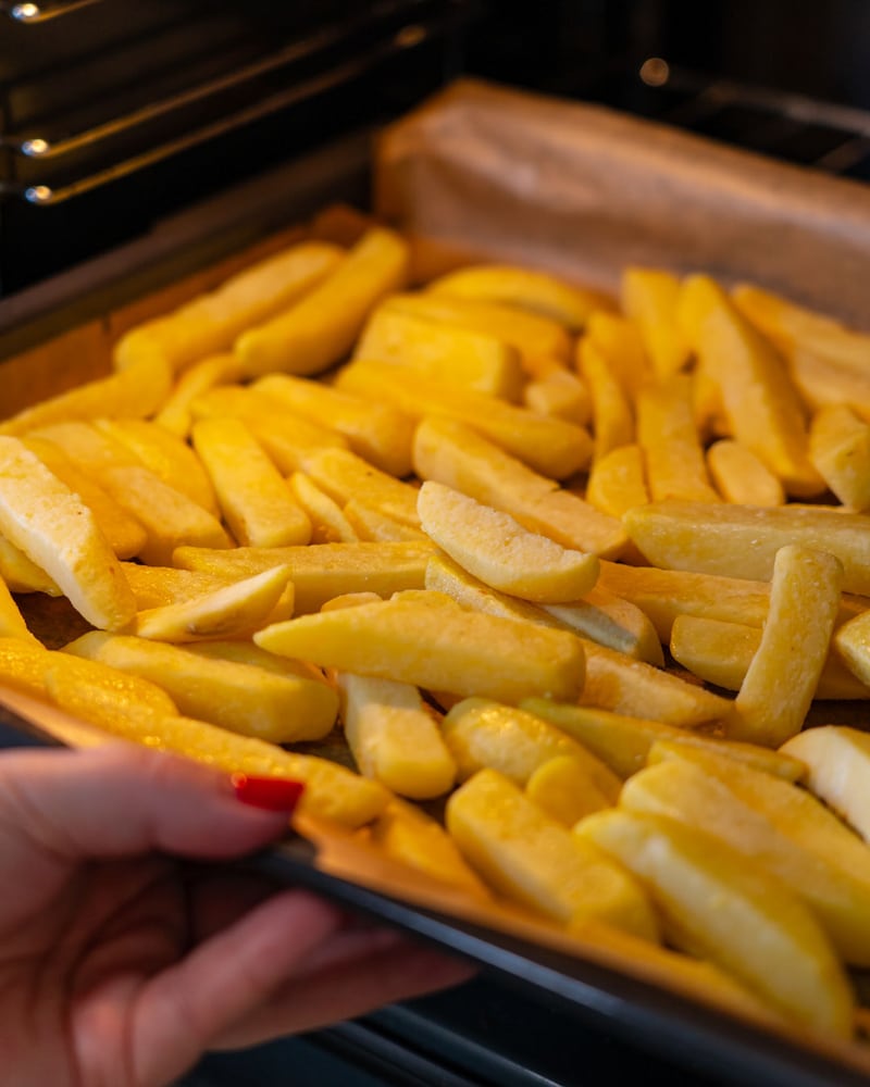 Dieses Bild zeigt wie die Pommes in den Ofen kommen.