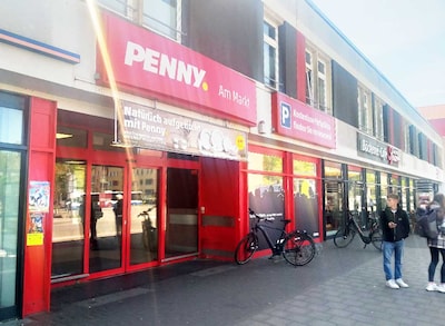 Sie sehen den Eingang vom Penny Markt in Rostock/Reutershagen Walter-Stoecker-Str. 2