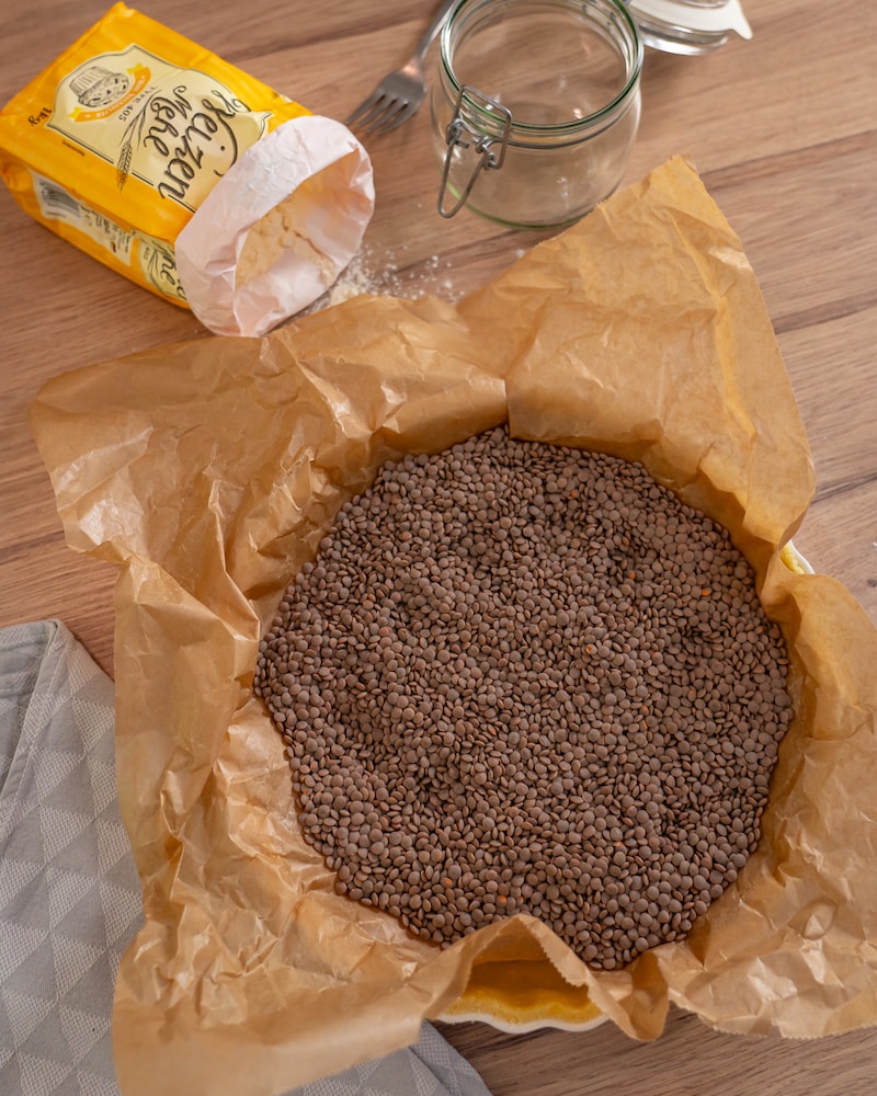 Rote-Beete-Tarte mit Ziegenkäse und gerösteten Haselnüssen