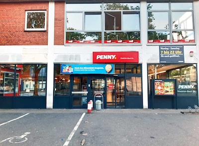 sie sehen den Eingang vom Penny Markt in Pinneberg Friedrich-Ebert-Str. 2