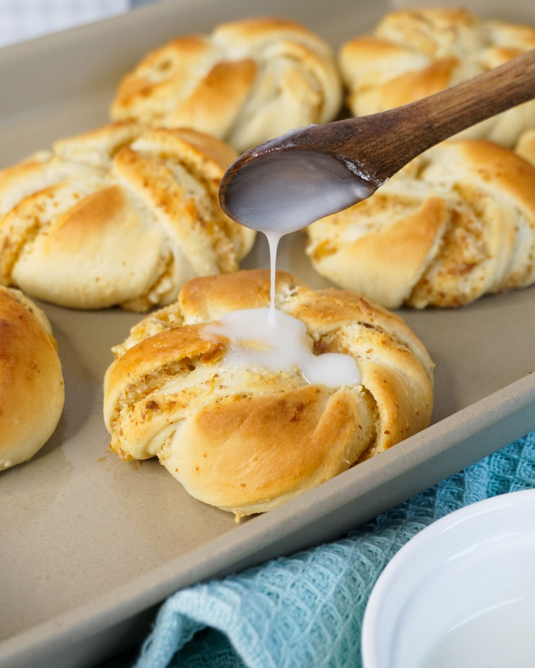 Hefeknoten mit Aprikosenfüllung - einfach selbst gebacken | PENNY.de Hefeknoten mit Aprikosenfüllung - einfach selbst gebacken | PENNY.de