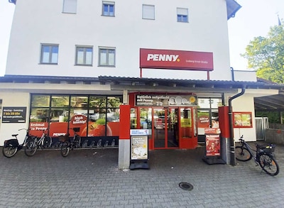 Sie sehen den Eingang vom Penny Markt in Dachau Ludwig-Ernst-Str. 3