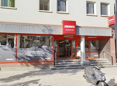 Sie sehen den Eingang vom Penny Markt in Mainz/Neustadt, Boppstr. 11
