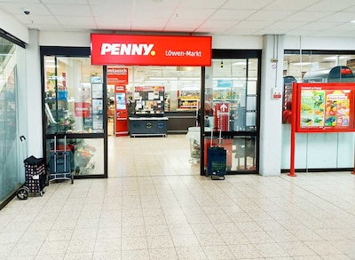 sie sehen den Eingang vom Penny Markt in Stuttgart/Weilimdorf Loewen-Markt 5