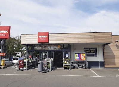 Sie sehen den Eingang vom Penny Markt in Bonn – Beuel Puetzchens Chaussee 43