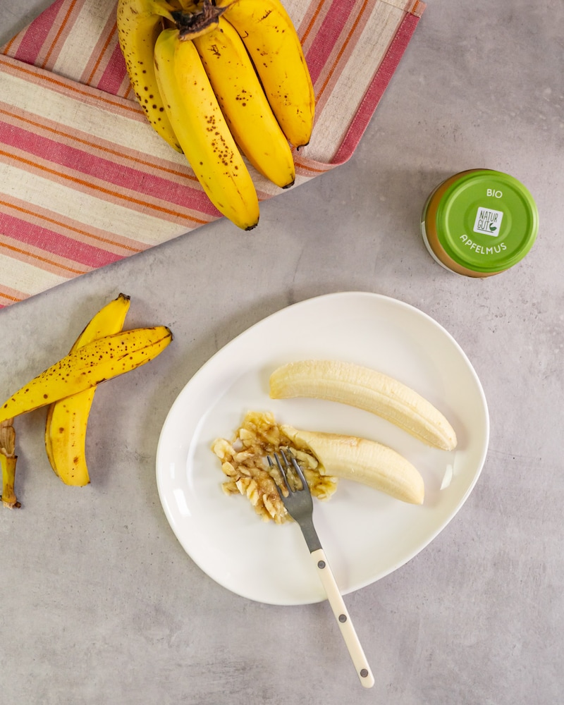 Dieses Bild zeigt wie die Banane gestampft wird.