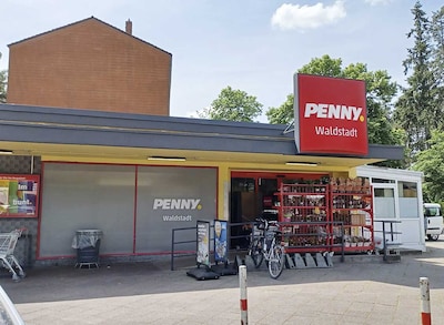 Sie sehen den Eingang vom Penny Markt in Karlsruhe/Waldstadt, Schneidemuehler Str.14A