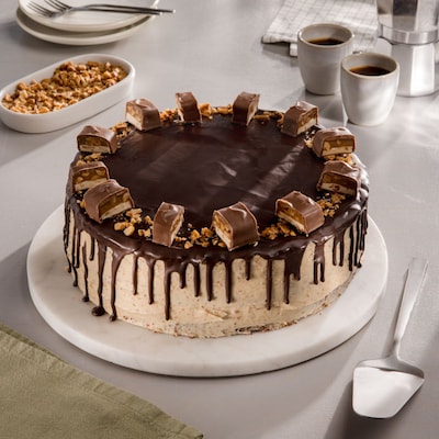 Dieses Bild zeigt den fertigen Erdnuss Drip Cake.