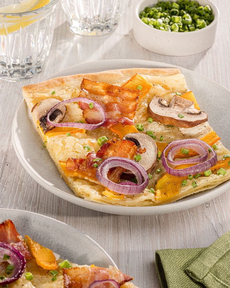 Kürbis-Flammkuchen mit Champignons und Bacon
