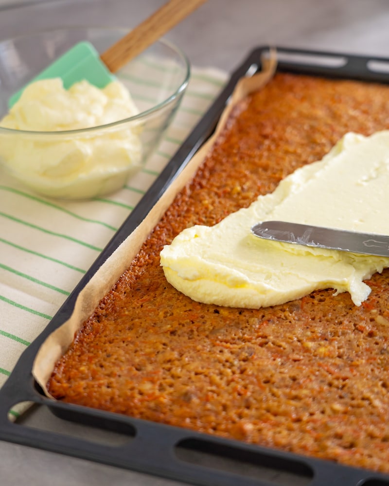 Dieses Bild zeigt wie der Kuchen bestrichen wird.