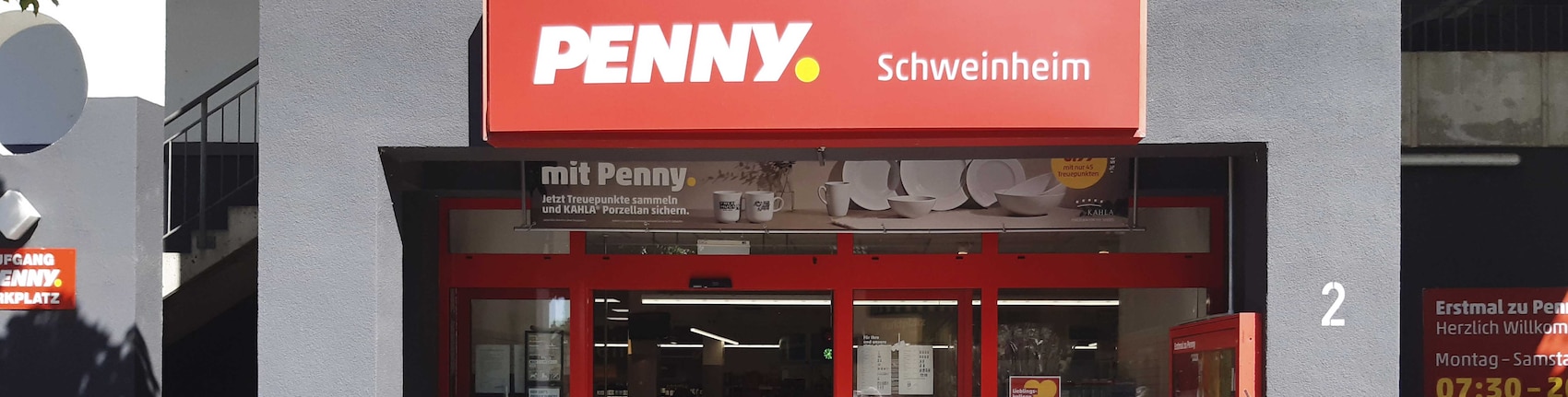 Sie sehen den Eingang vom Penny Markt in Aschaffenburg/Schweinheim Molkenbornstr. 2-4