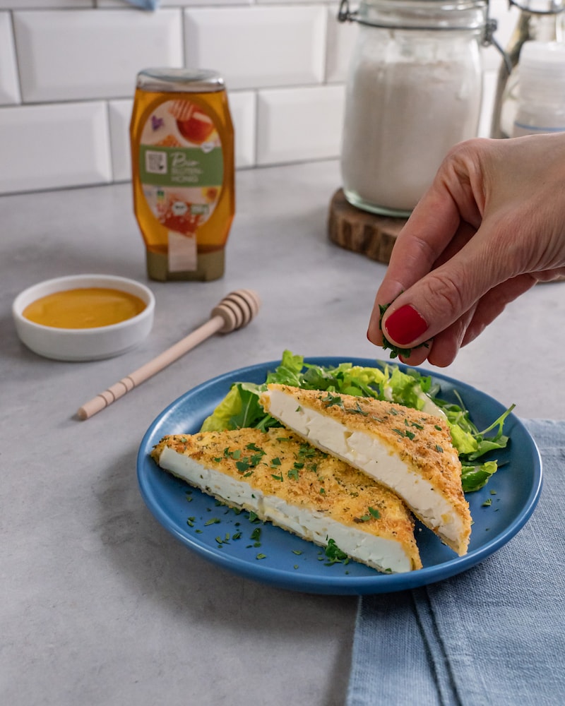 Dieses Bild zeigt wie den fertig panierten Feta.