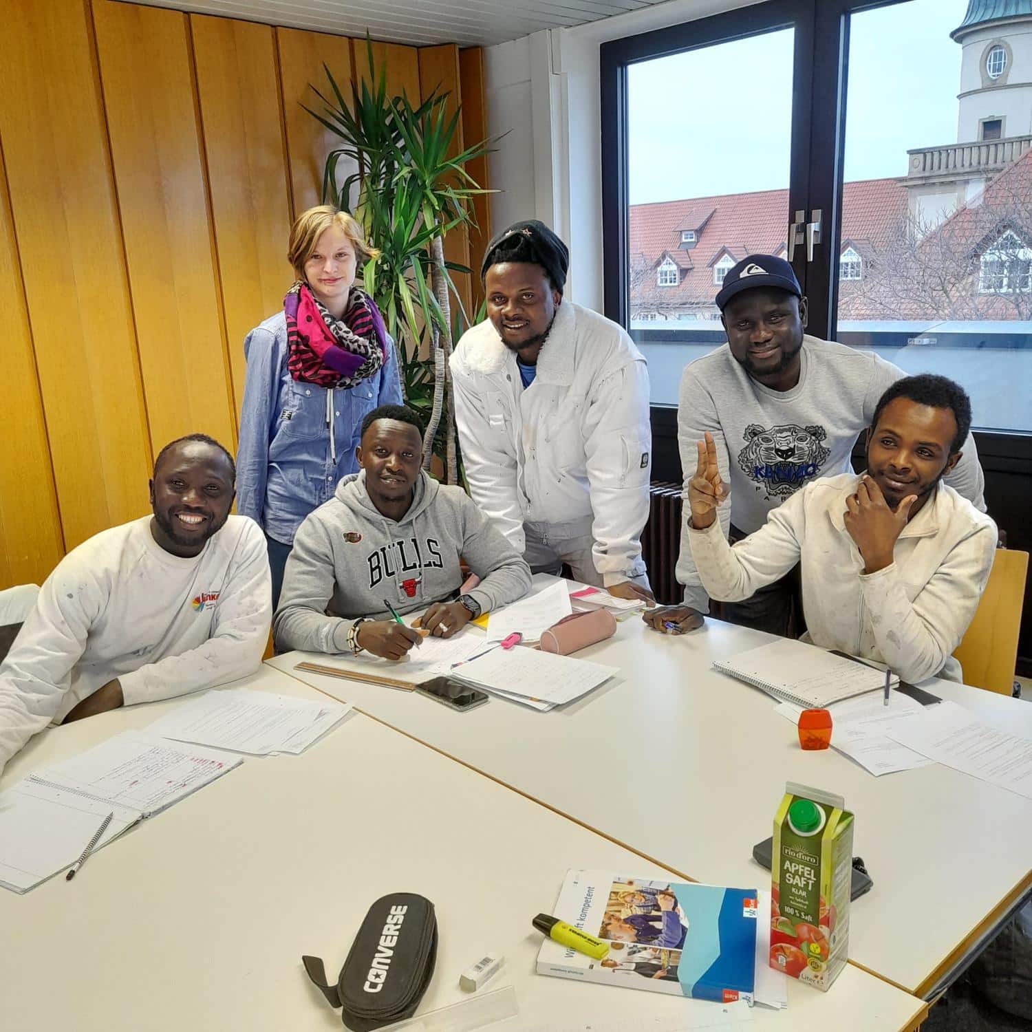Vereinsmitglieder laecheln in die Kamera