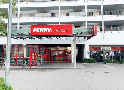 Sie sehen den Eingang vom Penny Markt in Geretsried Sudetenstrasse 29-43