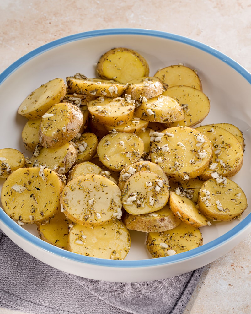 Dieses Bild zeigt, wie die Kartoffeln marinieren.