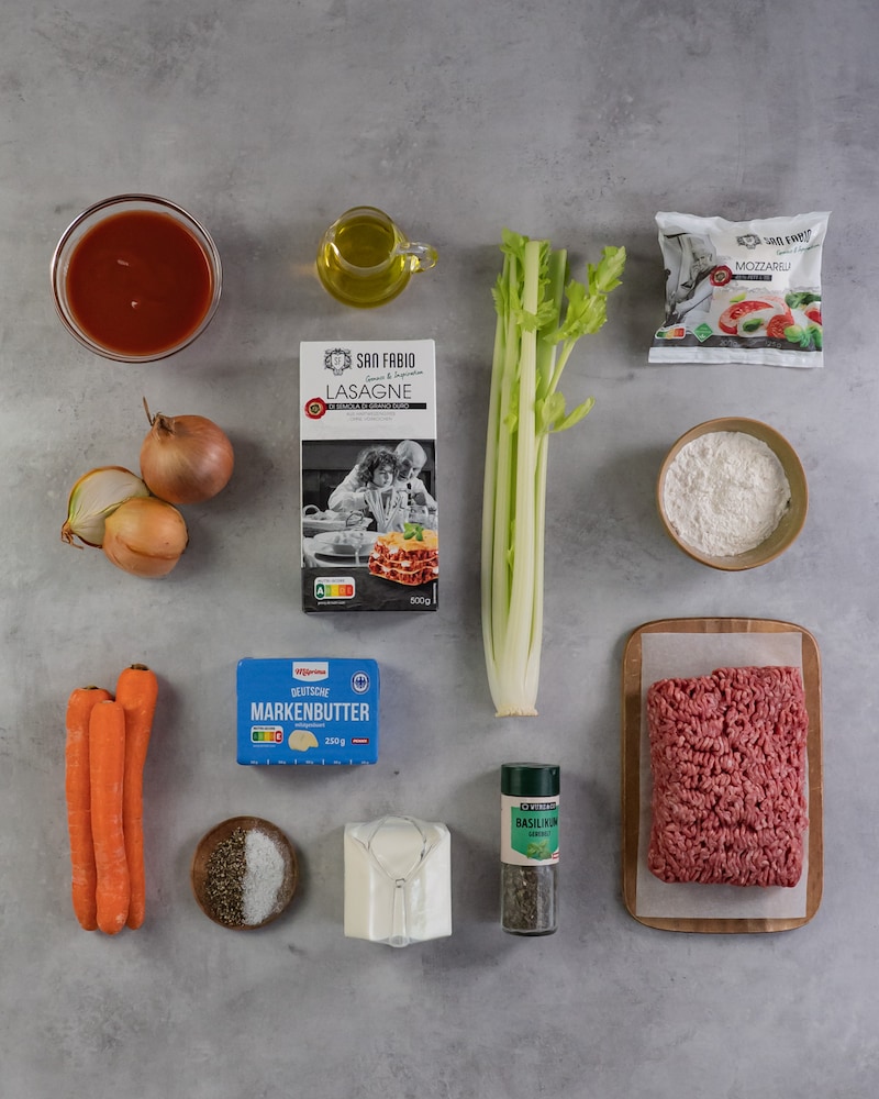 Dieses Bild zeigt, die Zutaten für die Lasagne.