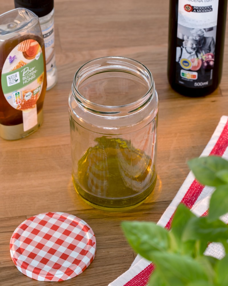 Dieses Bild zeigt, ein Glas mit Dressing. 
