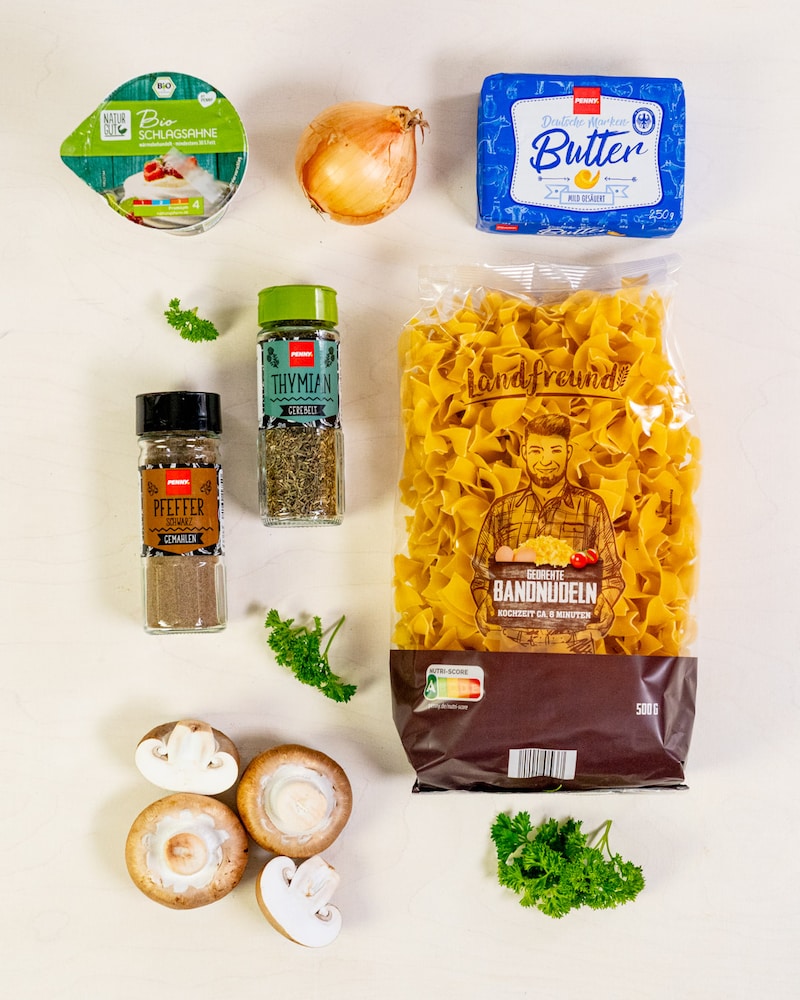 Dieses Bild zeigt die Zutaten für unseren Pasta mit Pilzrahm.