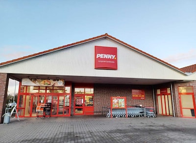 Sie sehen den Eingang vom Penny Markt in Bremerhaven, Langener Landstr. 128-132