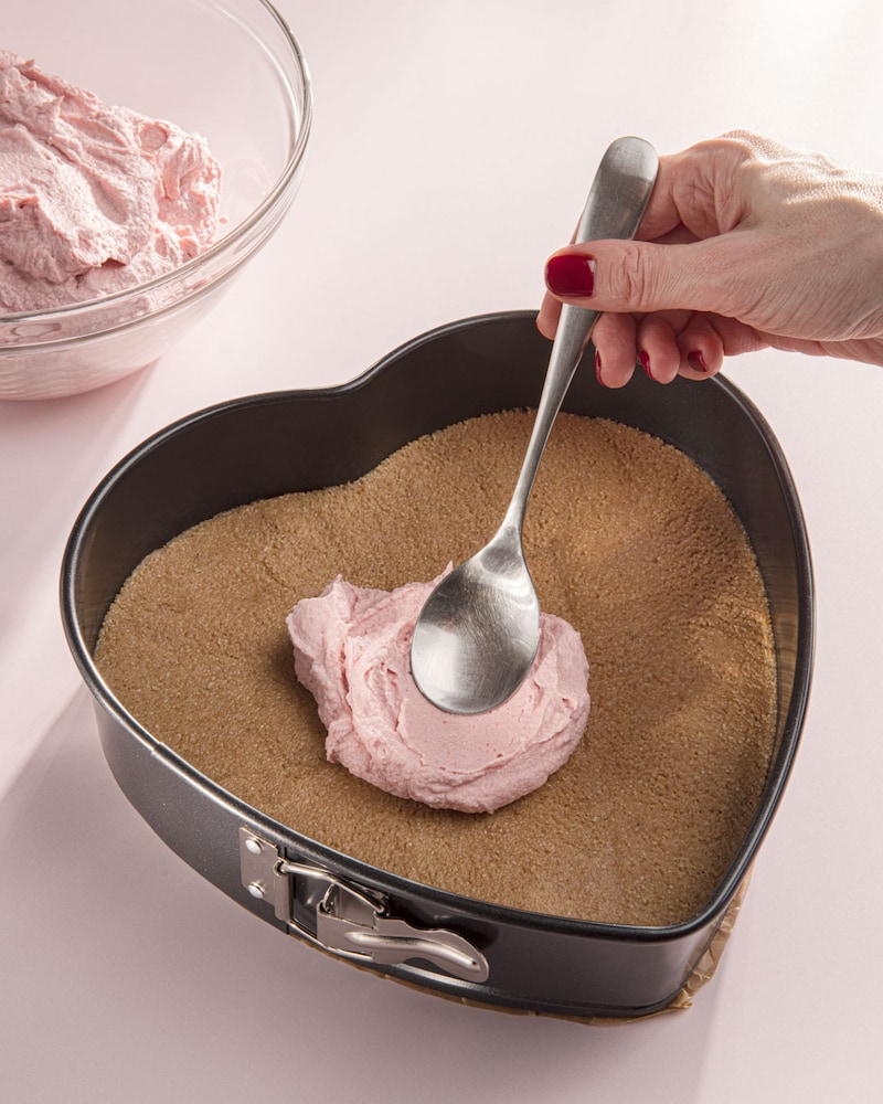 Dieses Bild zeigt wie die Creme auf den vorbereiteten Boden gegeben wird.
