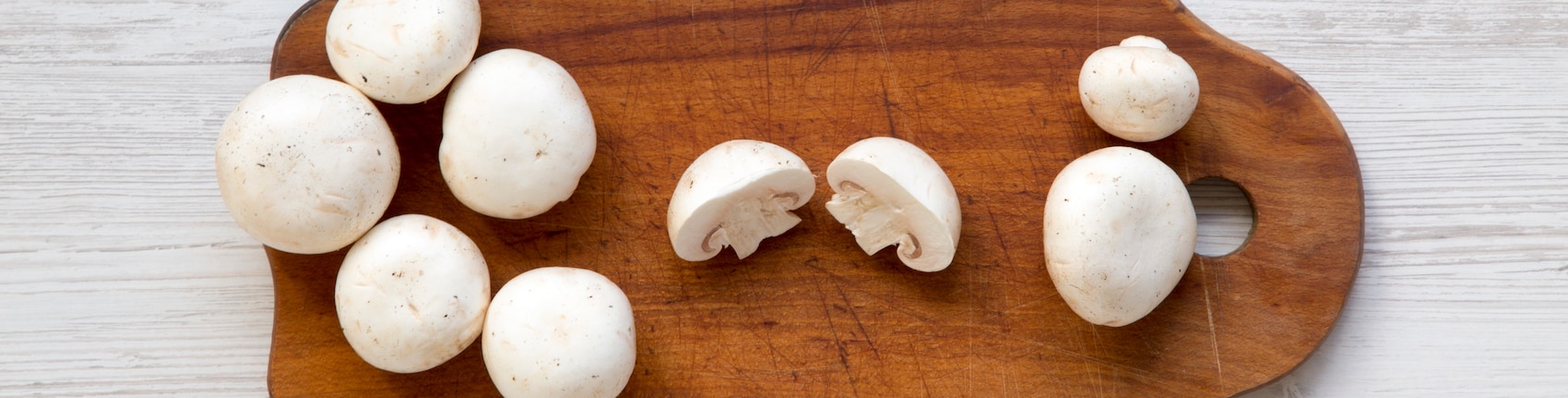 Champignons auf Schneidebrett