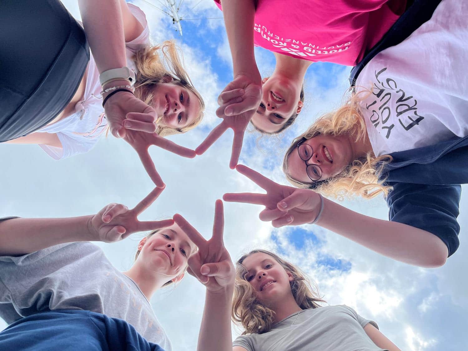 Kinder bilden mit ihren Fingern einen Stern