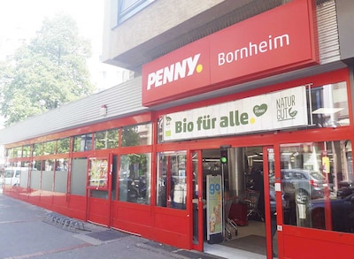 Sie sehen den Eingang vom Penny Markt in Frankfurt/Bornheim, Bergerstr. 234-238