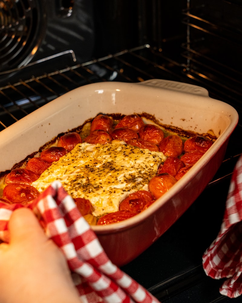Auf diesem Bild siehst du wie der Feta aus dem Ofen geholt wird.