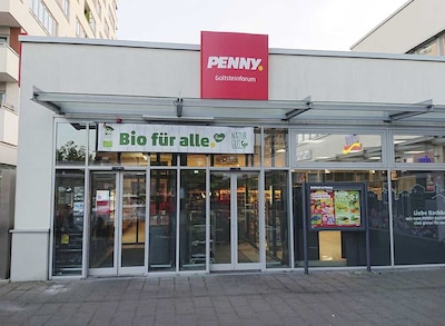 Sie sehen den Eingang vom Penny Markt in Köln – Bayental Goltsteinstr. 91