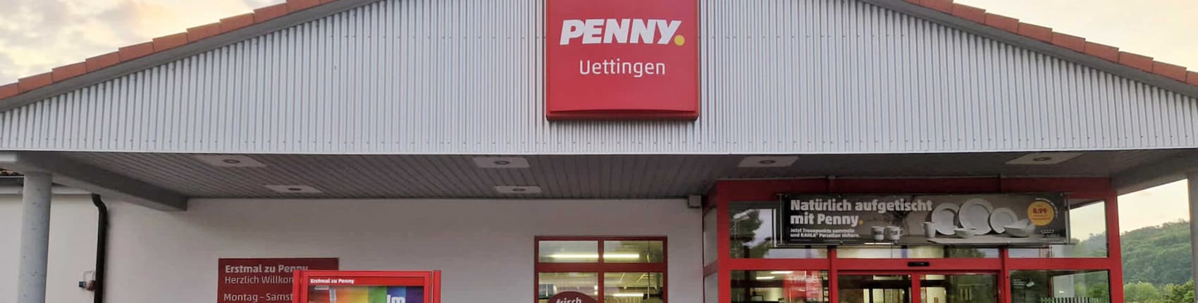 Sie sehen den Eingang vom Penny Markt in Uettingen Am Graben 3
