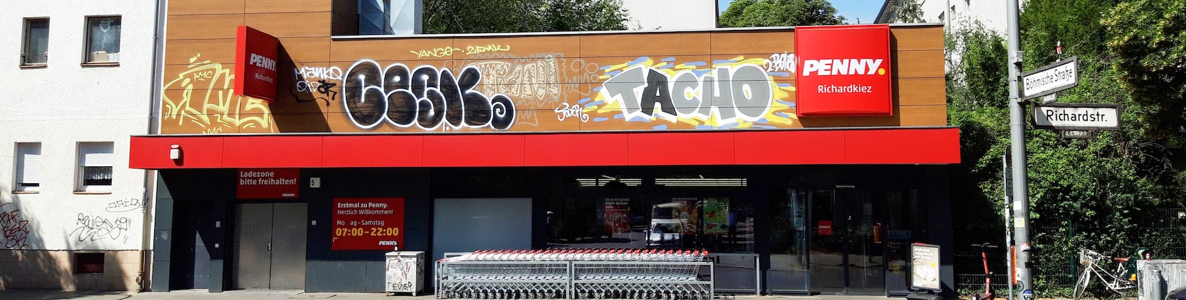 Sie sehen den Eingang vom Penny Markt in Berlin-Neukölln Richardstr. 52