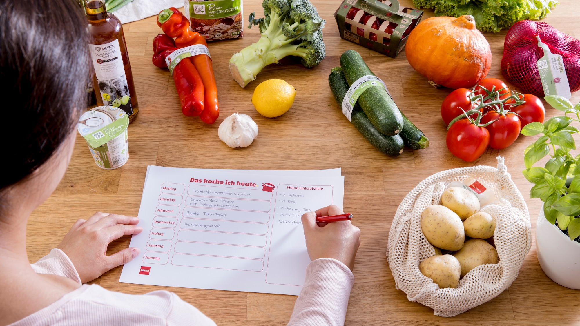 Eine Frau füllt einen Wochenplan aus