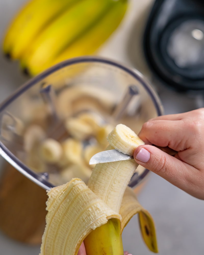 Dieses Bild zeigt wie Bananen geschnitten werden.