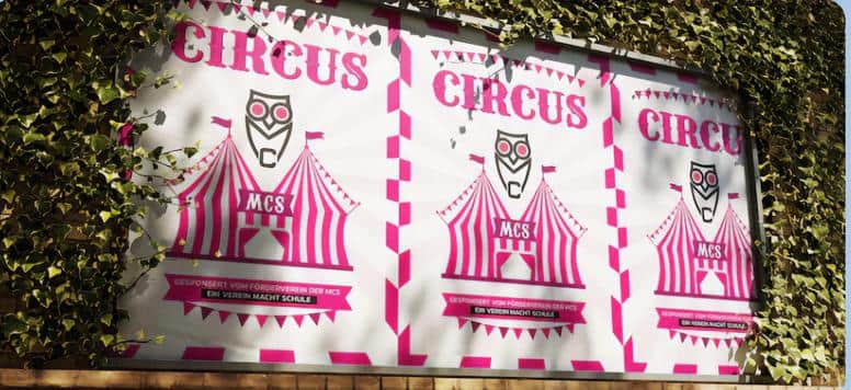 Werbeplakat fuer den Circus an einer Aussenwand