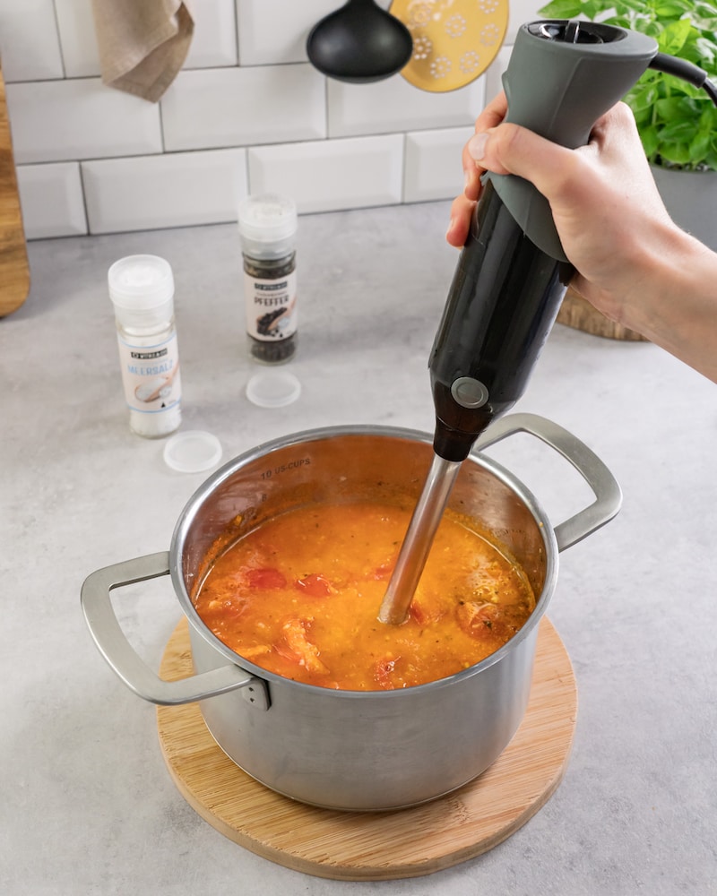 Dieses Bild zeigt wie die Tomatensuppe püriert wird.