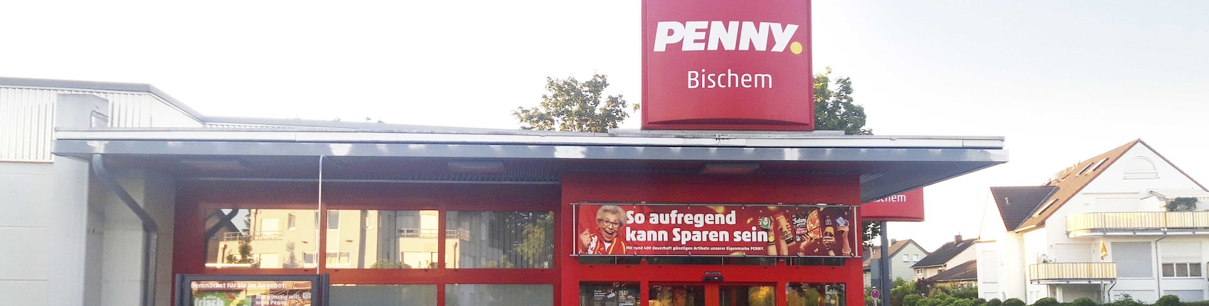 Sie sehen den Eingang vom Penny Markt in Bischofsheim, Mainzer-Kastelerstr. 1