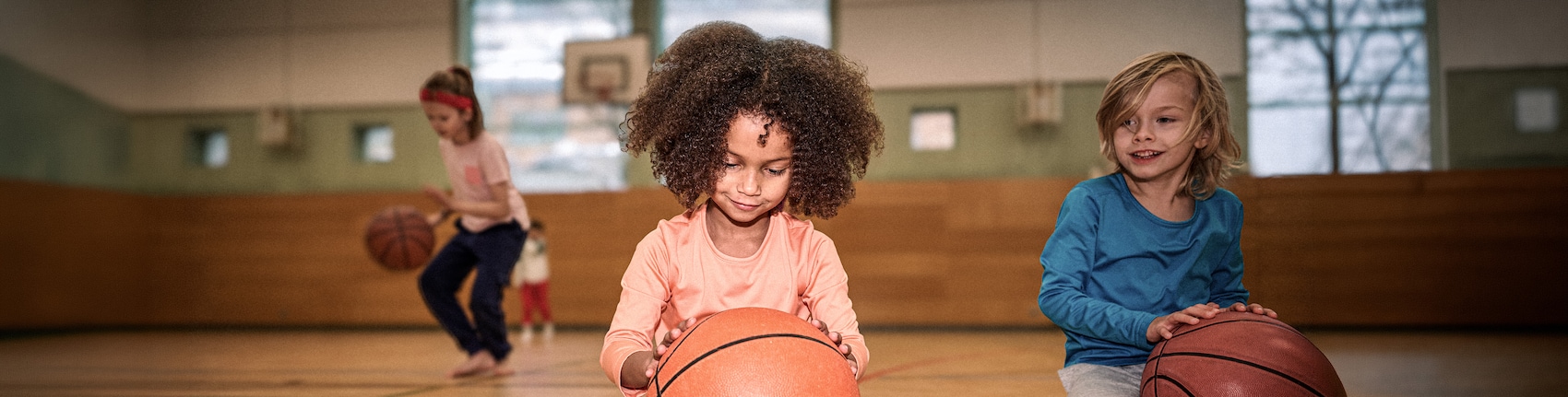 Mädchen spielt mit Basketball