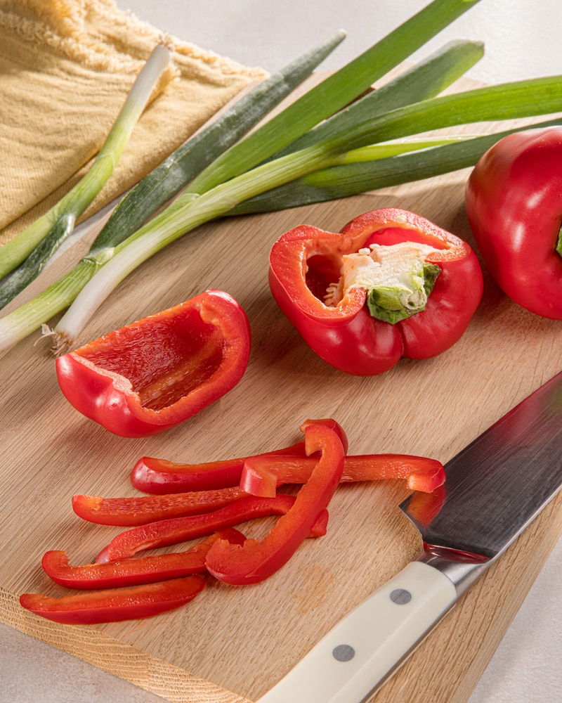 Dieses Bild zeigt die Paprika und die Lauchzwiebeln.