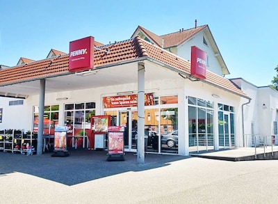 Sie sehen den Eingang vom Penny Markt in Pluederhausen, Obere Kirchgasse 1