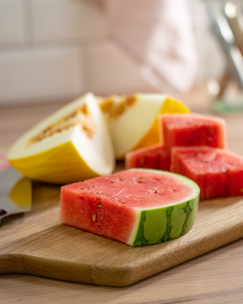 Rot-Weisse-Melonenspiesse mit süßem Pesto